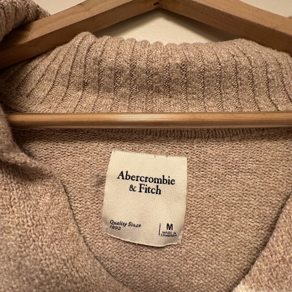 Abercrombie & Fitch Beige and White V-Neck Sweater - Picture 2 of 3